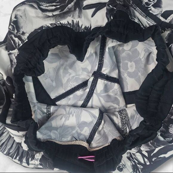 Lululemon Size 6 Floral Tracker Shorts - Picture 3 of 3